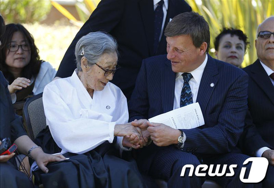 글렌데일_위안부 소녀상_제막식 참석 김복동할머니와 글렌데일 시의원들2.jpg